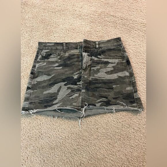 Express Mid Rise Raw Cut Camo Mini Skirt - Picture 2 of 6